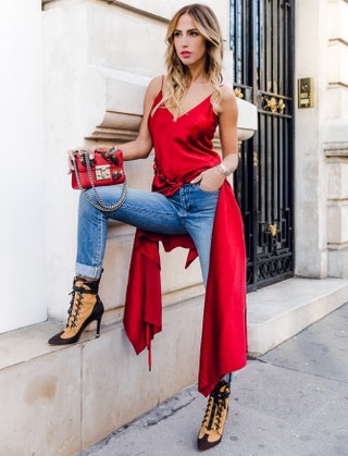 В топе DKNY джинсах Saint Laurent и ботильонах Louis Vuitton с сумкой Gucci.