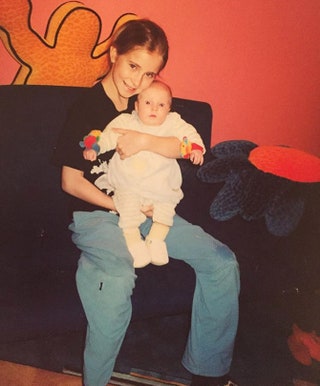 Малышка Лиза на руках старшей сестры Таты .