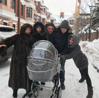Семейство ВиторганСобчак на прогулке с новорожденным.