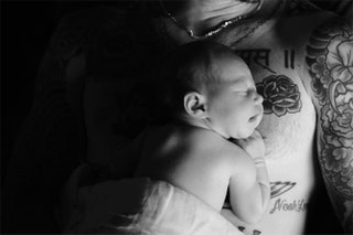 Дасти Роуз Левин на груди счастливого отца Адама Левина снимает мама — модель Бехати Принслу.