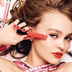Диско-поцелуи: Лили-Роуз Депп представляет «виниловый» блеск Rouge Coco Gloss