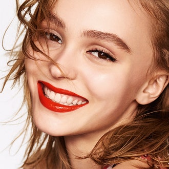 Диско-поцелуи: Лили-Роуз Депп представляет «виниловый» блеск Rouge Coco Gloss
