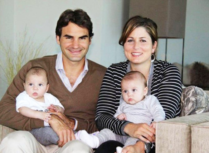 Роджер Федерер с супругой Мирославой и новорожденными сыновьями Лео и Ленни