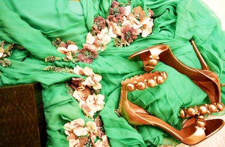 Шифоновое платье Gucci и босоножки Alaia.
