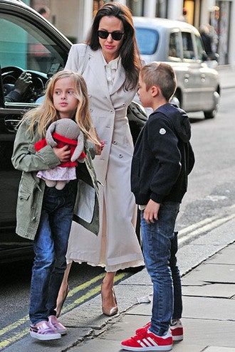 Фото Анджелины Джоли в пальто Bottega Veneta с детьми в Лондоне | Tatler