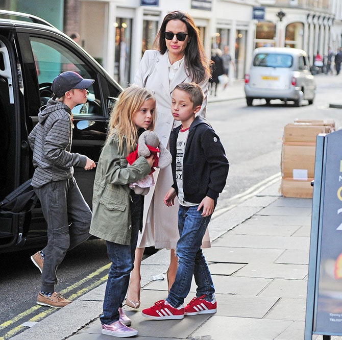 Анджелина Джоли на шопинге с близнецами Вивьен и Ноксом и дочерью Шайло