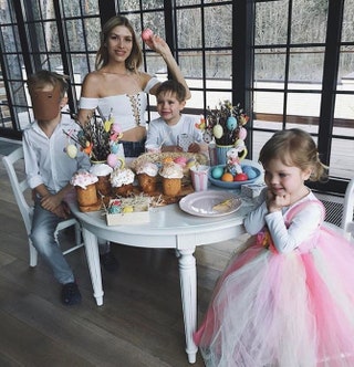 Елена Перминова с дочерью Ариной и сыновьями Никитой и Егором.