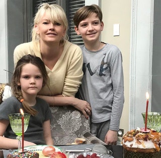 Яна Расковалова с дочерью Василикой и сыном  Вадимом.