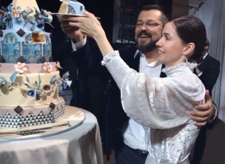 Сергей Макаров и Алена Ахмадуллина у свадебного торта.