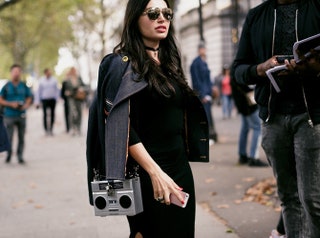 Эмилия Казанджян в жакете Louis Vuitton с сумкой DolceGabbana.