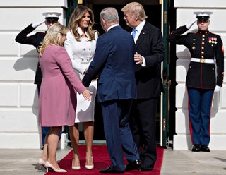 Супруги Трамп встречают дорогих гостей — премьерминистра Израиля Биньямина Нетаньяху и его жену Сару.