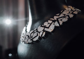 Колье Bubbles из белого золота с ониксом и бриллиантами Chanel Fine Jewelry.