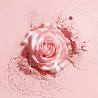 Хайлайтер La Rose a Poudre выполнен в виде цветка розы.