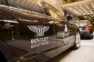 Автомобили «Bentley Москва» терпеливо поджидают дебютанток у входа в отель «St. Regis Москва Никольская».