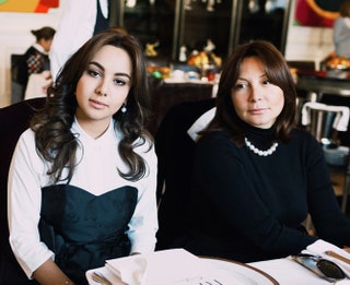 Алия и Лейла Улуханли на завтраке дебютанток Бала Tatler в ресторане Bolshoi.