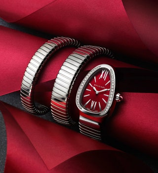 Часы Serpenti Tubogas. Обновленная стальная модель с браслетом в два оборота и циферблатом эффектного темнокрасного цвета.