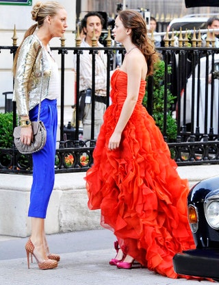 В  платье Oscar de la Renta PreFall 2010 и туфлях Christian Louboutin.