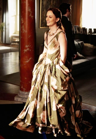 В платье Zac Posen из круизной коллекции 2010 года.