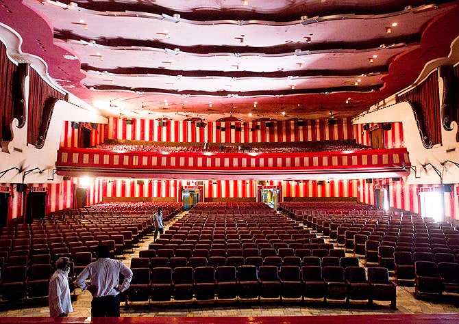 Зрительный зал кинотеатра Maratha Mandir