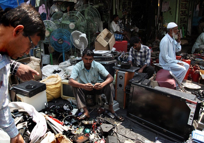 На шумном Chor Bazaar можно найти и компьютер времен студенчества Билла Гейтса и све­тильник ардеко