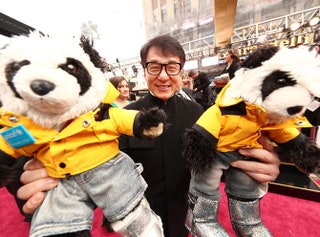 Джеки Чан получил почетный «Оскар» за вклад в кино. На красной дорожке актер появился с двумя плюшевыми пандами.