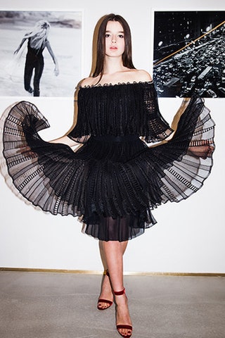 Александра Стриженова в платье Alexander McQueen и босоножках Gianvito Rossi.
