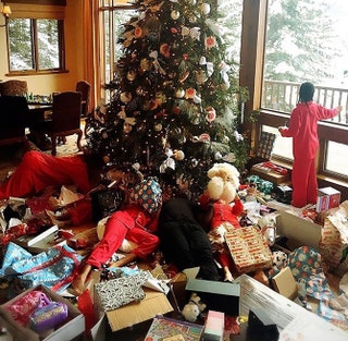 Семейство Хайди Клум увлеченно распаковывает подарки.