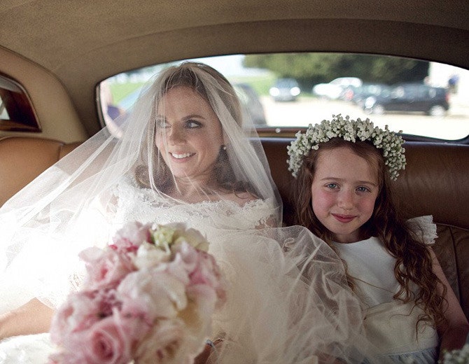 Джери Холлиуэлл и ее дочь Блюбелл Мадонна в машине по дороге в церковь где Джери вышла за Кристиана Хорнера
