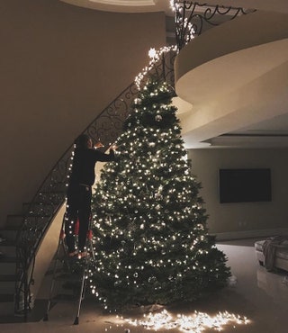 Зендая никому не доверяет украшать новогоднее дерево.