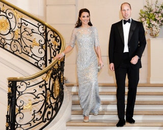 Герцогиня Кембриджская Кэтрин и принц Уильям на балу в посольстве Великобритании в Париже.