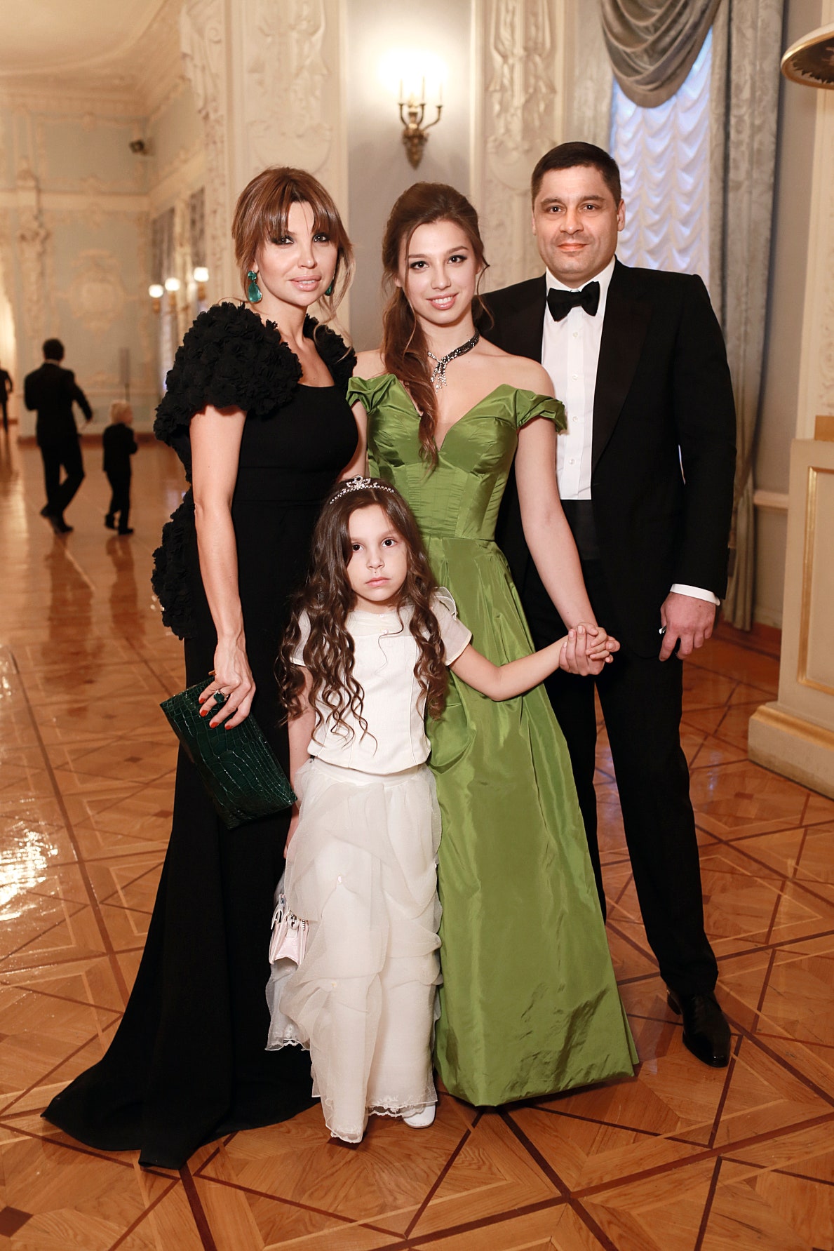 Микаил Шишханов с женой Светланой и дочерьми Николь и Анжелиной