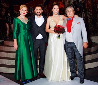 Молодожены с родителями невесты Марианной и Рашидом Сардаровыми.
