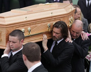 Джим Керри на похоронах Катрионы Уайт.