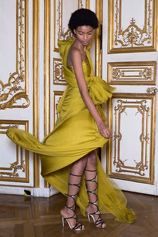 Модель на backstage показа Giambattista Valli Haute Couture.