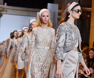 Финальный выход моделей на показе Elie Saab Haute Couture весналето 17.