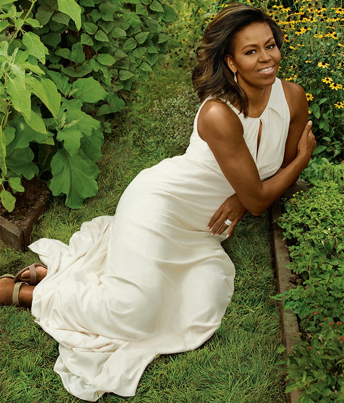 Мишель Обама в саду у Белого дома.