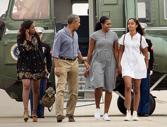 Барак и Мишель Обама с дочерьми перед вылетом в Вашингтон после отпуска в штате ­Массачусетс
