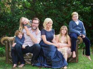 Тори Спеллинг с мужем Дином МакДермоттом с детьми.