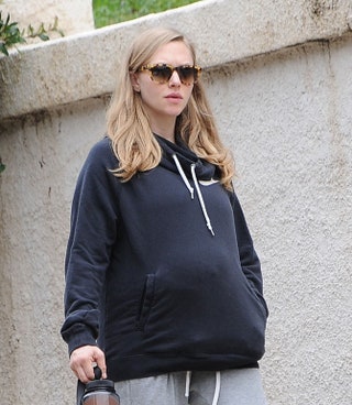 Беременная Аманда Сейфрид на прогулке в ЛосАнджелесе .