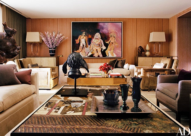 В гостиной под картиной Ричарда Принса шкафы Поля ДюпреЛафона из дуба и перга­мента