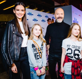 Паулина Андреева и Федор Бондарчук с юными гостями премьеры.