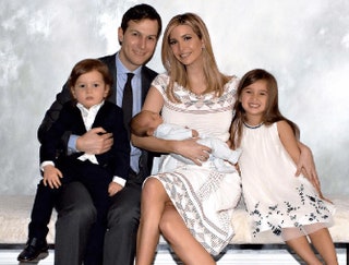 Иванка Трамп с мужем Джаредом Кушнером и детьми.