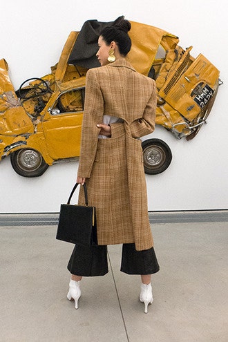 Фото Анны Ивченко в Celine на выставке в галерее Гари Татинцяна | Tatler