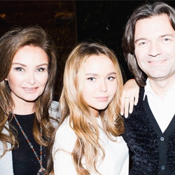 Стефания Маликова с родителями на премьере в кинотеатре «Москва»