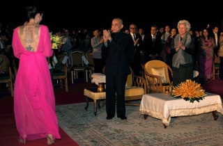 Анджелина Джоли и король Камбоджи Нородом Сиамони и его мать королева Монинеатх.