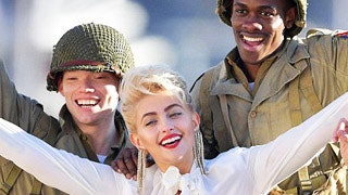 Пэрис Джексон в образе Мадонны в модной съемке в Париже возле Эйфелевой башни | Tatler