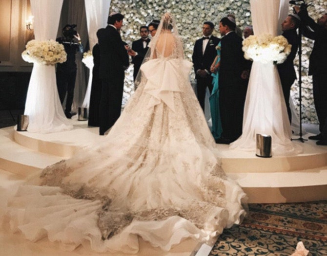 Жених Дэниел Кенвэй и невеста Ирина Коган в платье RalphampRusso у алтаря