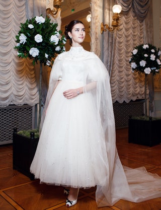 Дина Немцова в платье и кейпе Edem Couture и туфлях Christian Louboutin.