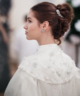 В волосах 14летней дебютантки сияла заколка Bouton de Camelia из белого золота с бриллиантами  Chanel Fine Jewelry.