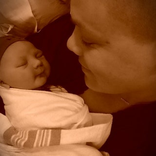 Первое фото новорожденного Джеймсон Мун и его мама Пинк.